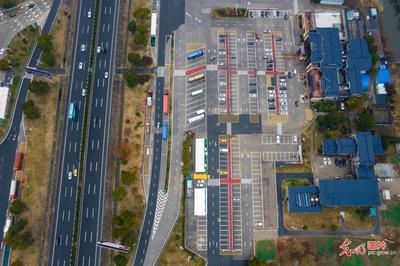 移動充電車亮相京滬高速廣陵服務(wù)區(qū)，為出行護(hù)航