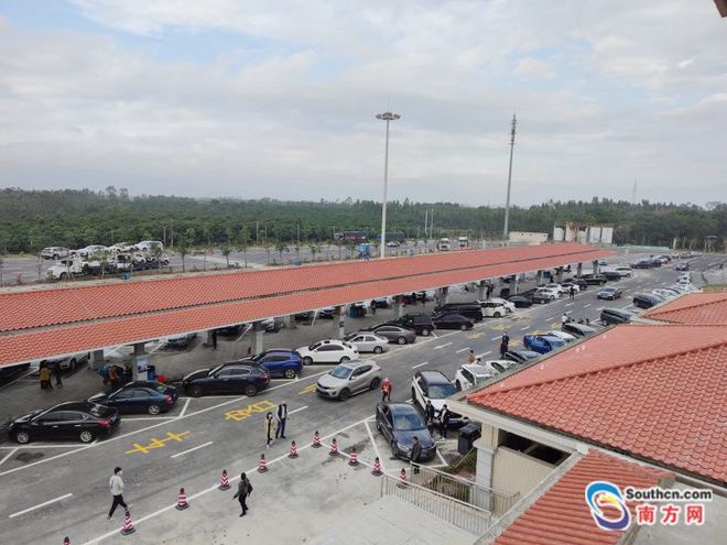 雨天停車不煩心！新墟服務(wù)區(qū)117個“貼心車位”與保安服務(wù)溫暖人心